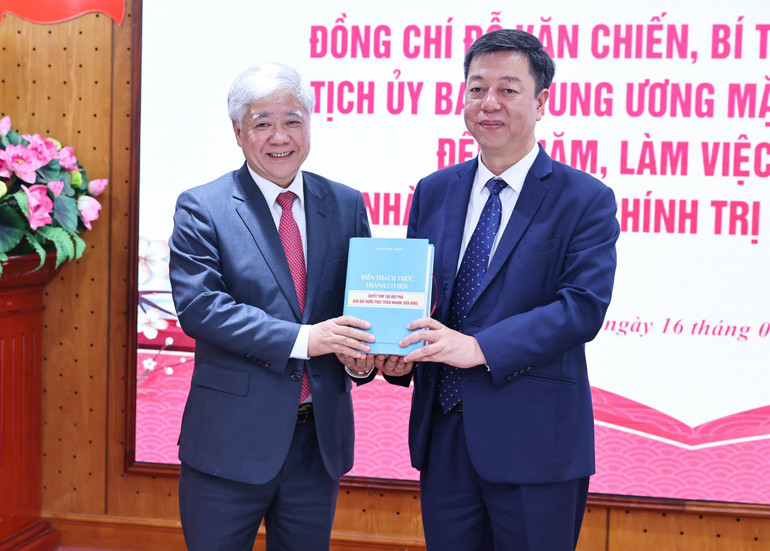 Đồng chí Vũ Trọng Lâm trao 2 cuốn sách của đồng chí Tổng Bí thư Nguyễn Phú Trọng tặng Chủ tịch Ủy ban Trung ương Mặt trận Tổ quốc Việt Nam Đỗ Văn Chiến.