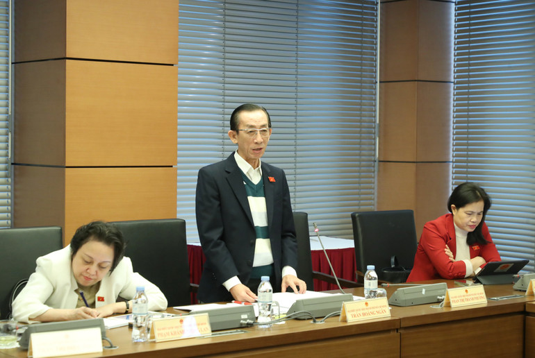 Đại biểu Quốc hội Trần Hoàng Ngân cho rằng cần lưu ý vấn đề quy hoạch "treo". Đại biểu Quốc hội Trần Hoàng Ngân cho rằng cần lưu ý vấn đề quy hoạch "treo".