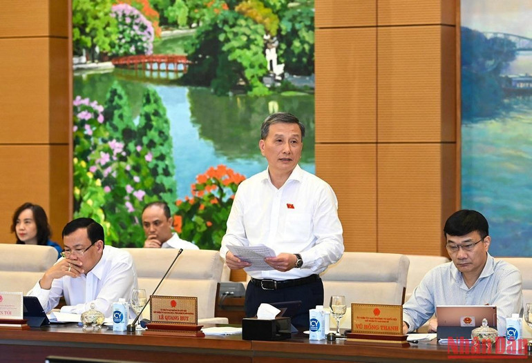 Chủ nhiệm Ủy ban Khoa học, Công nghệ và Môi trường Lê Quang Huy trình bày báo cáo. (Ảnh: DUY LINH)