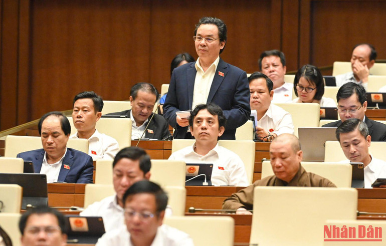 Đại biểu Hoàng Văn Cường (Hà Nội) phát biểu trong phiên thảo luận ở hội trường sáng 15/11. (Ảnh: DUY LINH)