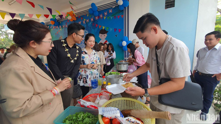 Gian hàng ẩm thực thu hút đông đảo khách đến thưởng thức. Gian hàng ẩm thực thu hút đông đảo khách đến thưởng thức.