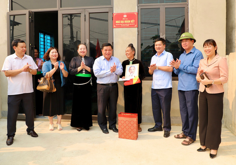 Bộ trưởng Nguyễn Chí Dũng và đoàn công tác đến bàn giao giao 2 nhà đại đoàn kết cho các gia đình chính sách tại xã Thanh An, huyện Điện Biên, tỉnh Điện Biên.