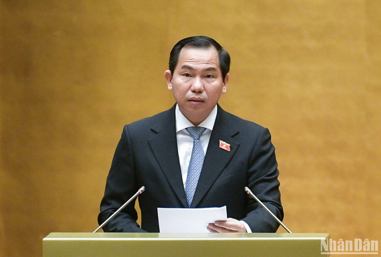 Chủ nhiệm Ủy ban Tài chính, Ngân sách Lê Quang Mạnh, Phó Trưởng đoàn Thường trực Đoàn giám sát báo cáo tóm tắt kết quả giám sát việc thực hiện Nghị quyết số 43. (Ảnh: DUY LINH)