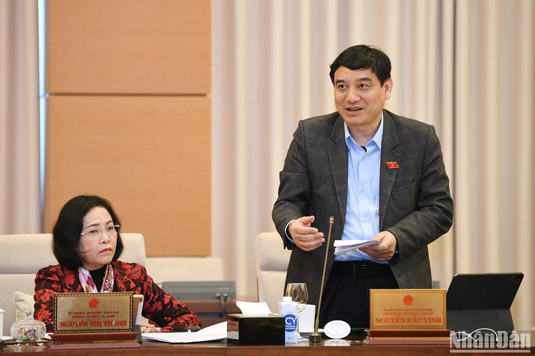 Chủ nhiệm Ủy ban Văn hóa, Giáo dục của Quốc hội Nguyễn Đắc Vinh cho ý kiến về việc lấy ý kiến nhân dân đối với dự án Luật Đất đai (sửa đổi). (Ảnh: DUY LINH)