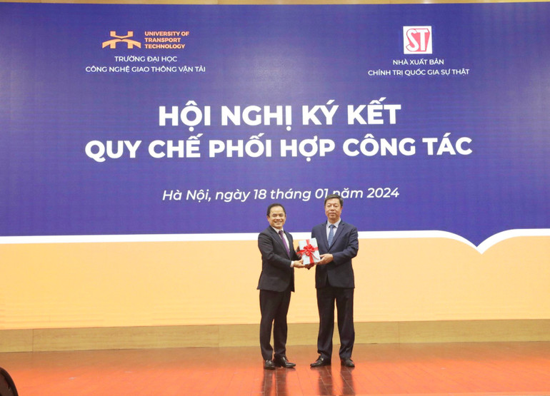 PGS, TS Vũ Trọng Lâm trao tặng lãnh đạo Trường Đại học Công nghệ Giao thông vận tải cuốn sách Xây dựng và phát triển nền đối ngoại, ngoại giao Việt Nam toàn diện, hiện đại, mang đậm bản sắc “Cây tre Việt Nam” của Tổng Bí thư Nguyễn Phú Trọng. PGS, TS Vũ Trọng Lâm trao tặng lãnh đạo Trường Đại học Công nghệ Giao thông vận tải cuốn sách Xây dựng và phát triển nền đối ngoại, ngoại giao Việt Nam toàn diện, hiện đại, mang đậm bản sắc “Cây tre Việt Nam” của Tổng Bí thư Nguyễn Phú Trọng.