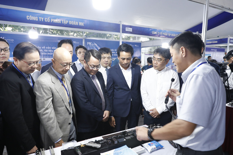 Các đại biểu tham quan gian hàng trưng bày tại triển lãm.