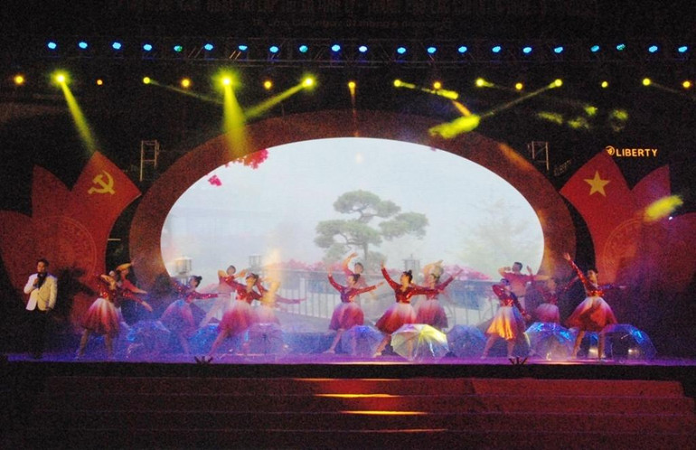 Chương trình nghệ thuật chào mừng Quốc khánh 2/9 ở thành phố Lào Cai. Chương trình nghệ thuật chào mừng Quốc khánh 2/9 ở thành phố Lào Cai.