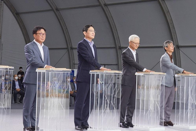 Các lãnh đạo cấp cao của Samsung Electronics thực hiện nghi thức khởi công xây dựng trung tâm R&D mới ở Giheung. (Ảnh: Samsung)