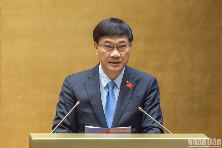 Chủ nhiệm Ủy ban Kinh tế của Quốc hội Vũ Hồng Thanh trình bày báo cáo thẩm tra về dự án Luật. (Ảnh: DUY LINH)