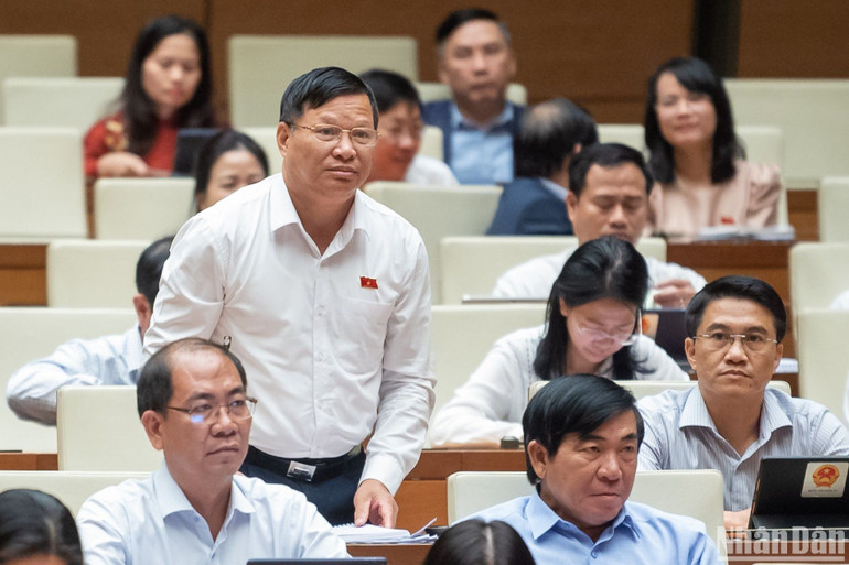 Đại biểu Trần Văn Tiến (đoàn Vĩnh Phúc) tham gia chất vấn Tổng Thanh tra Chính phủ. (Ảnh: ĐĂNG KHOA)