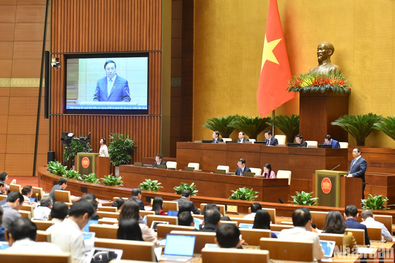 Thủ tướng Phạm Minh Chính báo cáo tại phiên chất vấn sáng 8/11. (Ảnh: ĐĂNG KHOA)