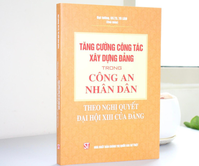Cuốn sách “Tăng cường công tác xây dựng Đảng trong Công an nhân dân theo Nghị quyết Đại hội XIII của Đảng” dày 306 trang, gồm 3 chương.