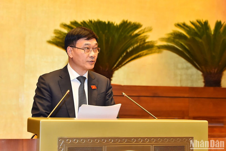 Chủ nhiệm Ủy ban Kinh tế Vũ Hồng Thanh trình bày báo cáo thẩm tra tại phiên họp. (Ảnh: THỦY NGUYÊN)