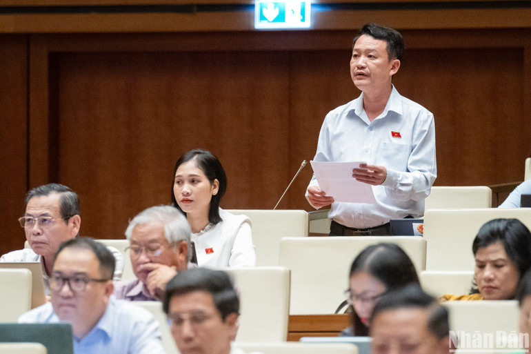 Đại biểu Trần Quang Minh (đoàn Quảng Bình) nêu vấn đề chất vấn Bộ trưởng Văn hóa, Thể thao và Du lịch. (Ảnh: LINH NGUYÊN)