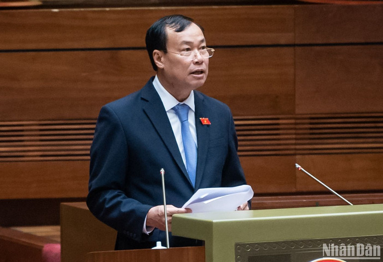 Chủ nhiệm Ủy ban Quốc phòng và An ninh của Quốc hội Lê Tấn Tới trình bày báo cáo thẩm tra. (Ảnh: ĐĂNG KHOA)