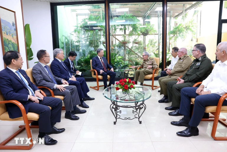 Tổng Bí thư, Chủ tịch nước Tô Lâm gặp Lãnh tụ Cách mạng Cuba, Đại tướng Raúl Castro Ruz.