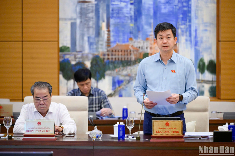 Tổng Thư ký Quốc hội, Chủ nhiệm Văn phòng Quốc hội Lê Quang Tùng báo cáo tại phiên họp. (Ảnh: DUY LINH) Tổng Thư ký Quốc hội, Chủ nhiệm Văn phòng Quốc hội Lê Quang Tùng báo cáo tại phiên họp. (Ảnh: DUY LINH)