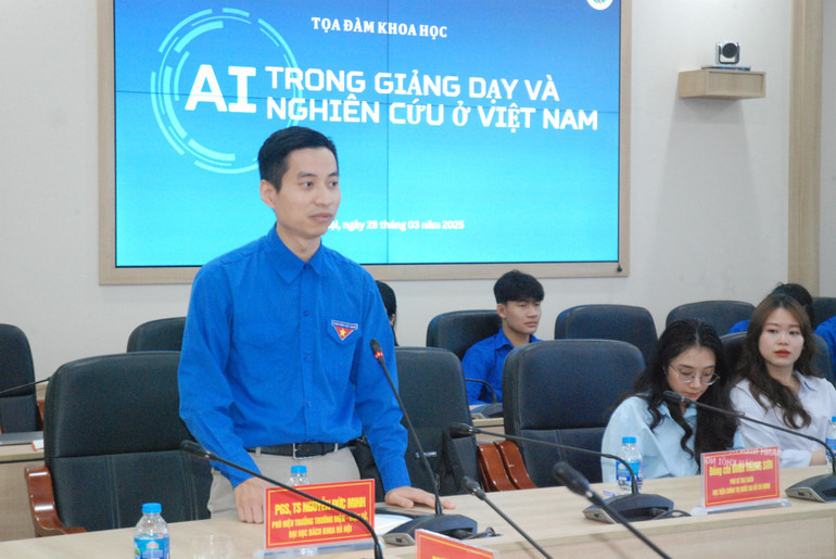 Đồng chí Đinh Trung Sơn, Phó Bí thư Đoàn Thanh niên Học viện Chính trị quốc gia Hồ Chí Minh phát biểu tại tọa đàm. (Ảnh: VĂN TOẢN)