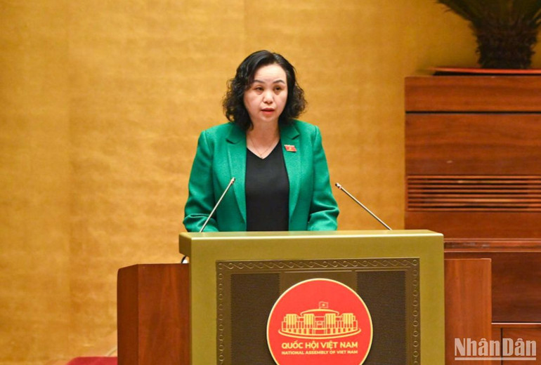 Phó Chủ tịch Hội đồng Dân tộc của Quốc hội Cao Thị Xuân báo cáo tại Hội nghị. (Ảnh: DUY LINH)