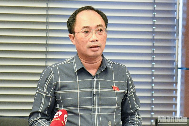 Đại biểu Lê Nhật Thành tham gia ý kiến thảo luận tổ. (Ảnh: THỦY NGUYÊN)