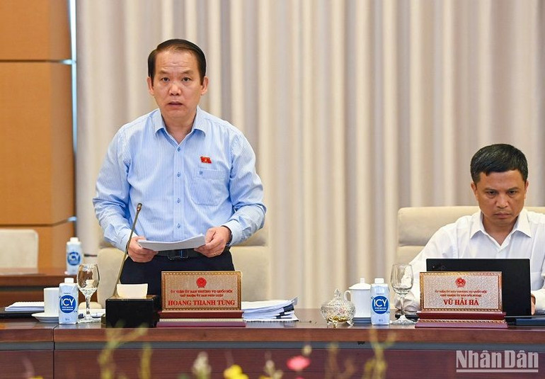 Chủ nhiệm Ủy ban Pháp luật Hoàng Thanh Tùng trình bày báo cáo về việc giải trình, tiếp thu, chỉnh lý dự thảo Luật Nhà ở (sửa đổi). (Ảnh: DUY LINH)