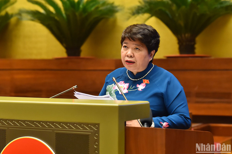 Chủ nhiệm Ủy ban Xã hội Nguyễn Thúy Anh trình bày báo cáo thẩm tra. (Ảnh: THỦY NGUYÊN)