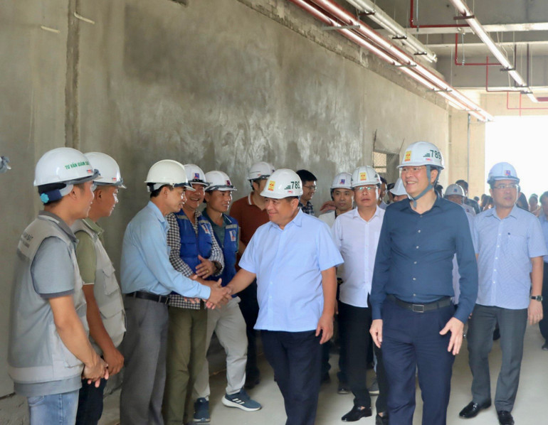 Bộ trưởng Kế hoạch và Đầu tư Nguyễn Chí Dũng thăm và đốc thúc giải ngân vốn đầu tư công một số dự án trọng điểm tại tỉnh Nghệ An.