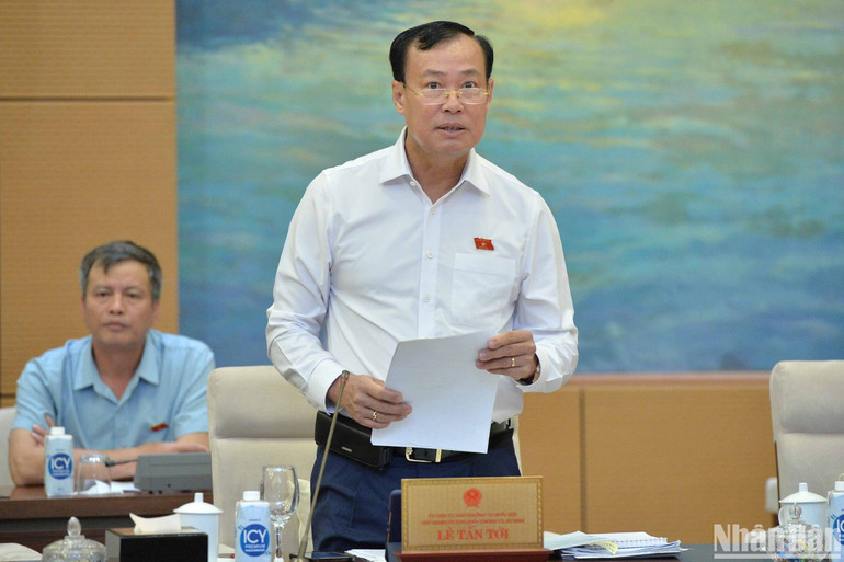 Chủ nhiệm Ủy ban Quốc phòng và An ninh Lê Tấn Tới báo cáo tại phiên họp. (Ảnh: DUY LINH) Chủ nhiệm Ủy ban Quốc phòng và An ninh Lê Tấn Tới báo cáo tại phiên họp. (Ảnh: DUY LINH)