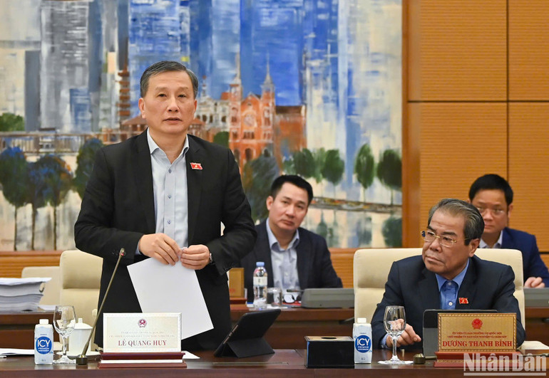 Chủ nhiệm Ủy ban Khoa học, Công nghệ và Môi trường Lê Quang Huy trình bày báo cáo thẩm tra. (Ảnh: DUY LINH)