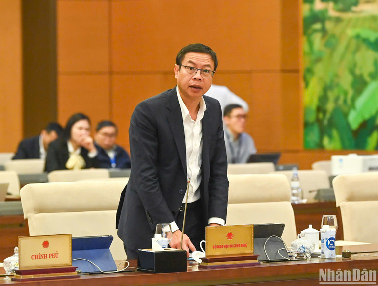 Thứ trưởng Khoa học và Công nghệ Lê Xuân Định trình bày Tờ trình về dự thảo Luật. (Ảnh: DUY LINH)