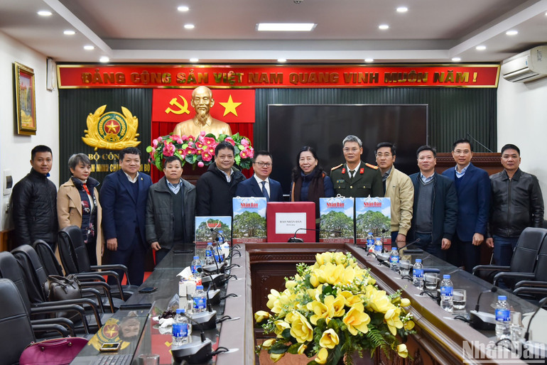 Đồng chí Lê Quốc Minh trao những món quà Tết ý nghĩa từ Báo Nhân Dân đến cán bộ, chiến sĩ Cục An ninh chính trị nội bộ, Bộ Công an. (Ảnh: NHẬT QUANG)