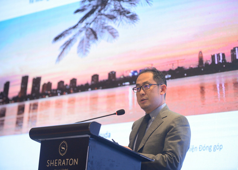 Ông Fukuda Koji, Cố vấn Trưởng, Dự án JICA SPI-NDC, trình bày xu hướng quốc tế về chuyển đổi xanh và tác động đến cộng đồng doanh nghiệp.