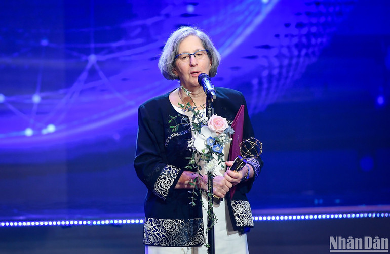 Giáo sư Susan Solomon phát biểu cảm nghĩ sau khi nhận giải thưởng. (Ảnh: THÀNH ĐẠT) Giáo sư Susan Solomon phát biểu cảm nghĩ sau khi nhận giải thưởng. (Ảnh: THÀNH ĐẠT)