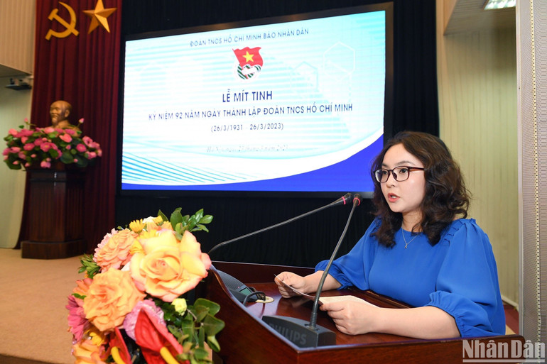 Đồng chí Lê Khánh Bình, Bí thư Đoàn Thanh niên Cộng sản Hồ Chí Minh Báo Nhân Dân, đọc diễn văn tại Lễ kỷ niệm.