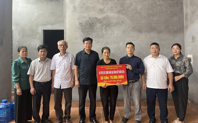 Ban Vận động Quỹ Vì người nghèo thành phố và phường Hội Hợp trao kinh phí hỗ trợ.