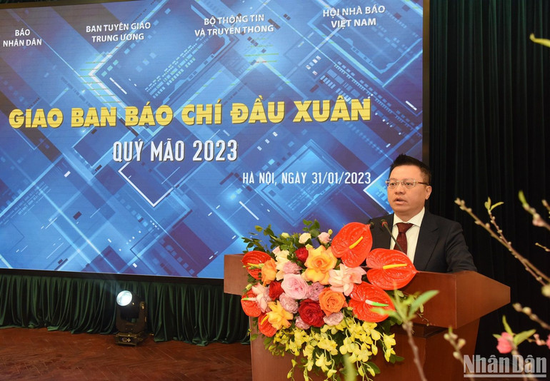 Tổng Biên tập Báo Nhân Dân Lê Quốc Minh phát biểu tại hội nghị. (Ảnh: TRẦN HẢI)