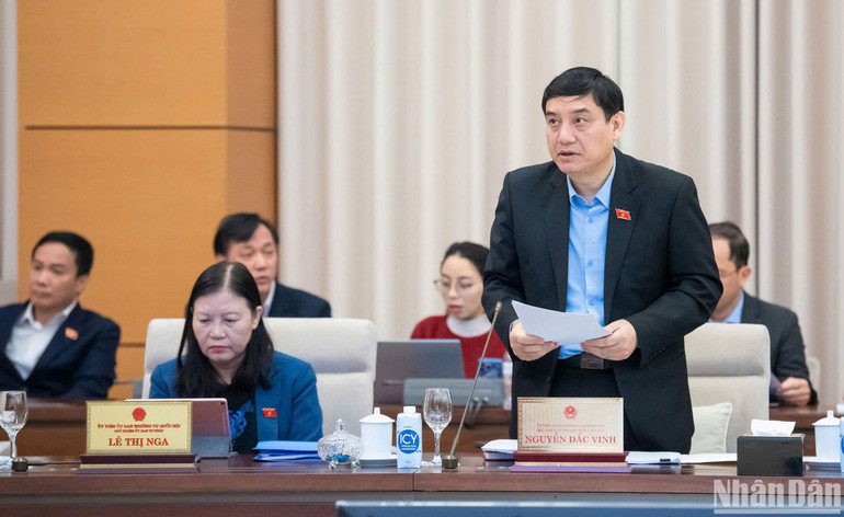 Chủ nhiệm Ủy ban Văn hóa, Giáo dục Nguyễn Đắc Vinh báo cáo một số vấn đề lớn trong tiếp thu, giải trình, chỉnh lý dự thảo Luật Nhà giáo. (Ảnh: DUY LINH)