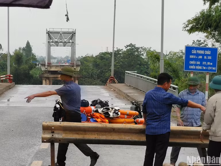 Hiện công tác cứu hộ, cứu nạn sự cố sập cầu đang được các đơn vị liên quan tích cực triển khai. (Ảnh: THÀNH ĐẠT)