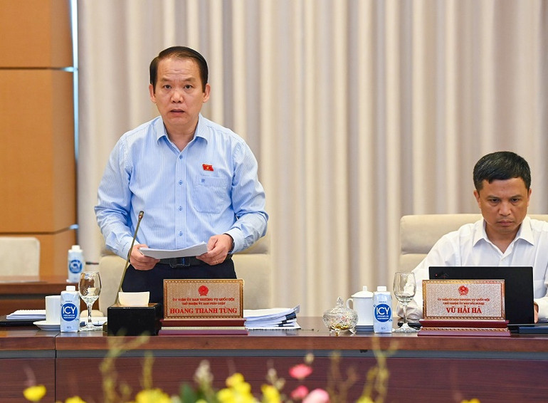 Chủ nhiệm Ủy ban Pháp luật Hoàng Thanh Tùng trình bày báo cáo giải trình, tiếp thu, chỉnh lý dự án Luật Nhà ở (sửa đổi) trong phiên họp của Ủy ban Thường vụ Quốc hội ngày 25/8. (Ảnh: DUY LINH)