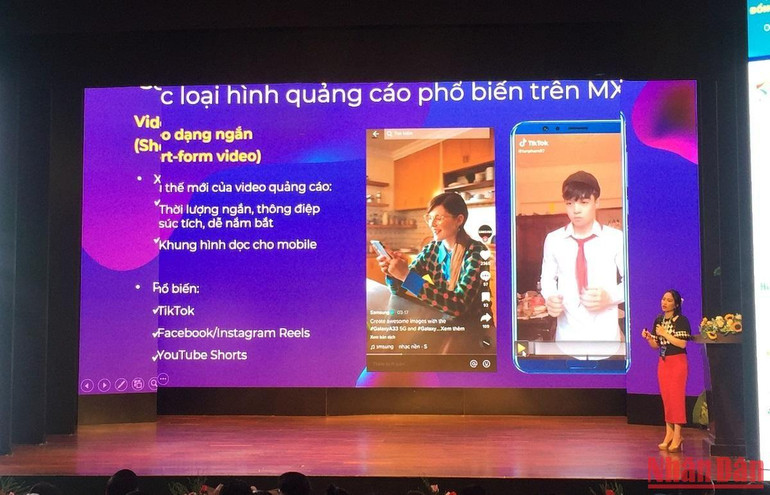 Bà Lâm Oanh, Giám đốc kinh doanh, Công ty cổ phần Thương mại và dịch vụ truyền thông Bihaco trình bày tham luận tại sự kiện.