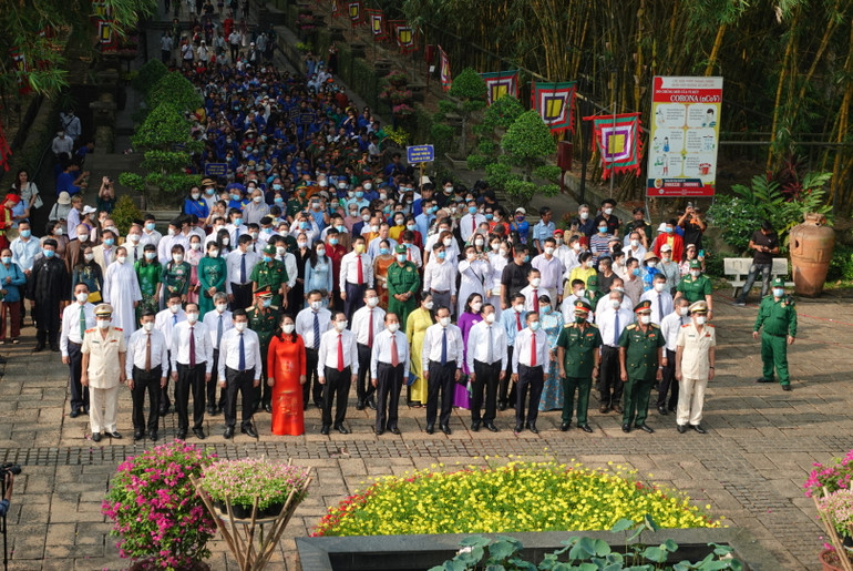 Các đại biểu chuẩn bị dâng hương, dâng hoa tại Đền Tưởng niệm các Vua Hùng.