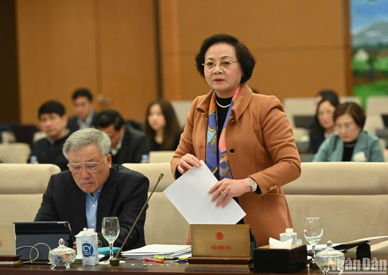 Bộ trưởng Nội vụ Phạm Thị Thanh Trà trình bày tờ trình của Chính phủ tại phiên họp. (Ảnh: DUY LINH)