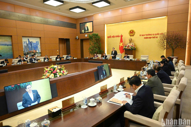 Quang cảnh phiên họp sáng 5/2. (Ảnh: DUY LINH)