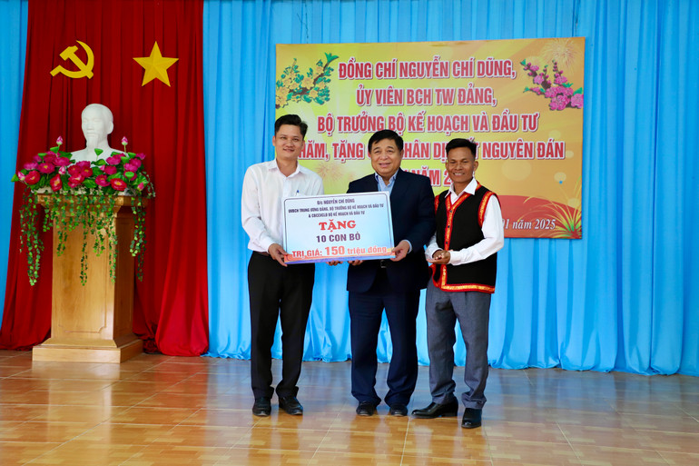 Bộ trưởng Nguyễn Chí Dũng tặng 10 con bò cho xã Ma Nới trị giá 150 triệu đồng.