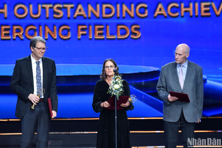 Bà Sharon Eshhar, con gái Giáo sư Zelig Eshhar thay mặt ông đến nhận giải thưởng. (Ảnh: THÀNH ĐẠT)