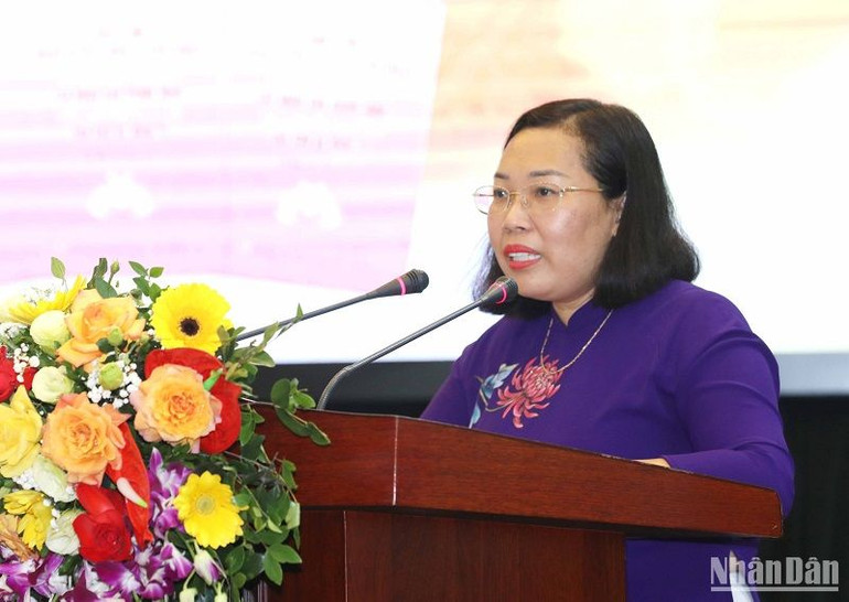 Phó Giám đốc - Phó Tổng Biên tập Nhà xuất bản Chính trị quốc gia Sự thật Phạm Thị Thinh giới thiệu về cuốn sách tại buổi lễ. (Ảnh: THỦY NGUYÊN)