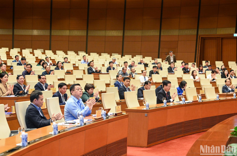 Các đồng chí lãnh đạo Đảng, Nhà nước và các vị đại biểu Quốc hội tham dự phiên họp tại điểm cầu Nhà Quốc hội. (Ảnh: DUY LINH)