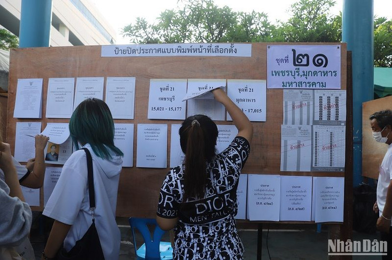 Các cử tri đang tra cứu thông tin tại điểm bầu cử quận Huai Khwang, Thủ đô Bangkok. (Ảnh: TUẤN ANH)