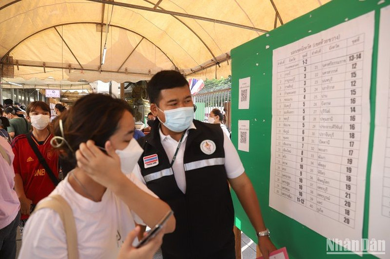 Nhiều cử tri trẻ tuổi bày tỏ niềm tin về một đất nước Thái Lan ngày càng phát triển và tươi sáng hơn. (Ảnh: TUẤN ANH)