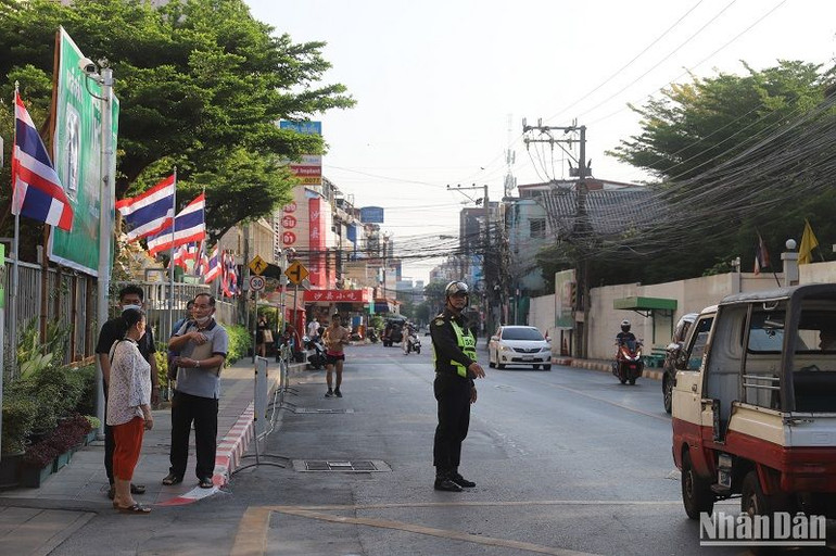 Nhằm bảo đảm trật tự an ninh và an toàn giao thông, Thủ đô Bangkok đã triển khai gần 3.000 cảnh sát tại các địa điểm bỏ phiếu và trên các tuyến đường trung tâm. (Ảnh: TUẤN ANH)